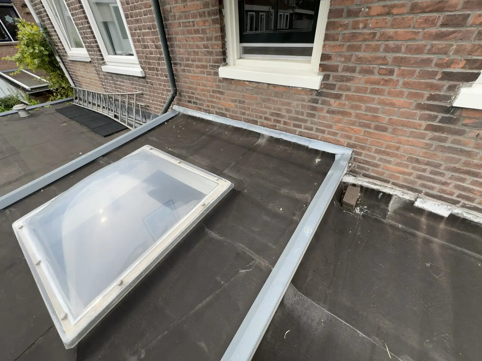 Oude aansluiting rond een lichtkoepel – Dakservice Van der Meer