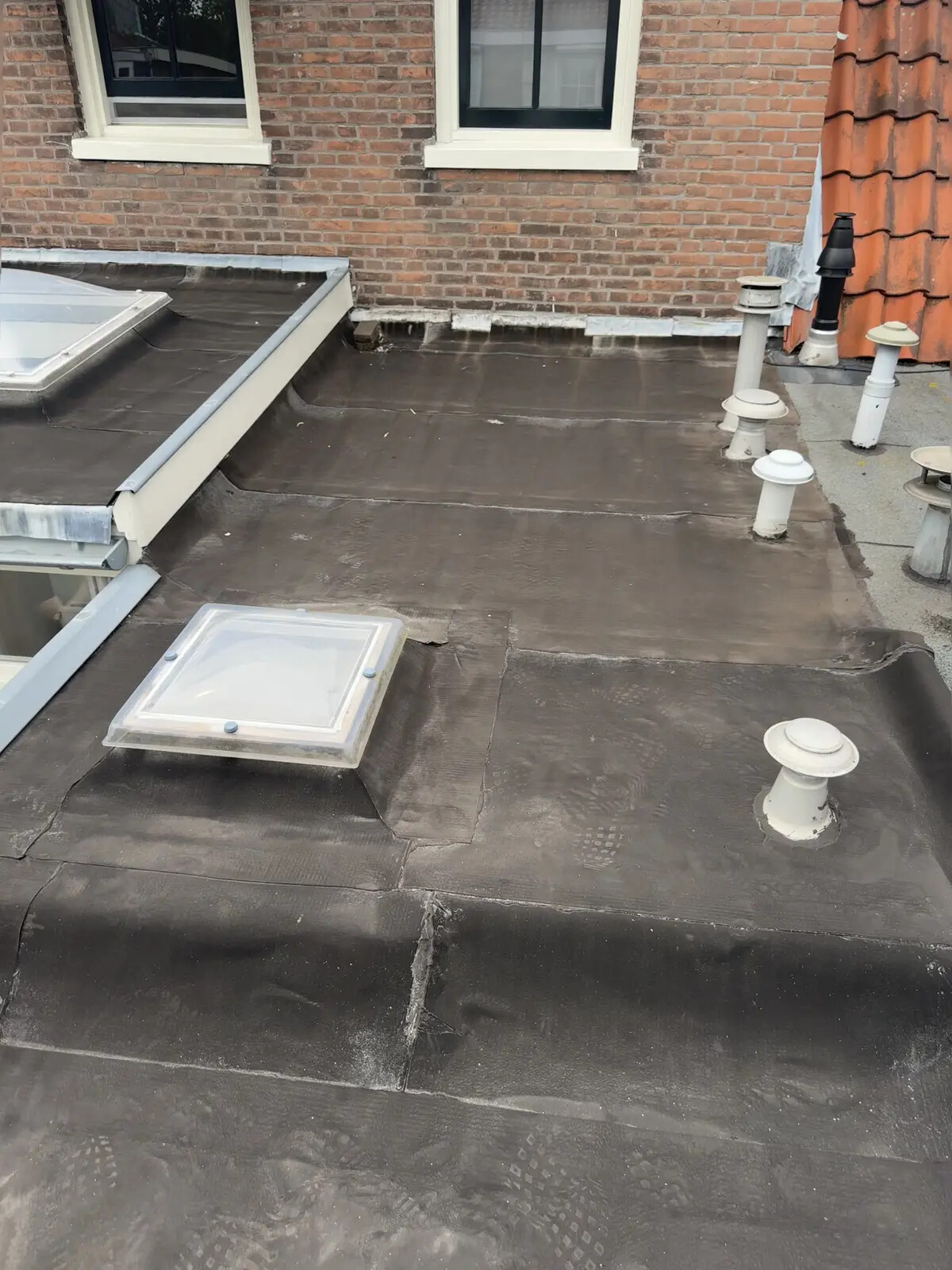 Oude grinddak vóór de renovatie – Dakservice Van der Meer