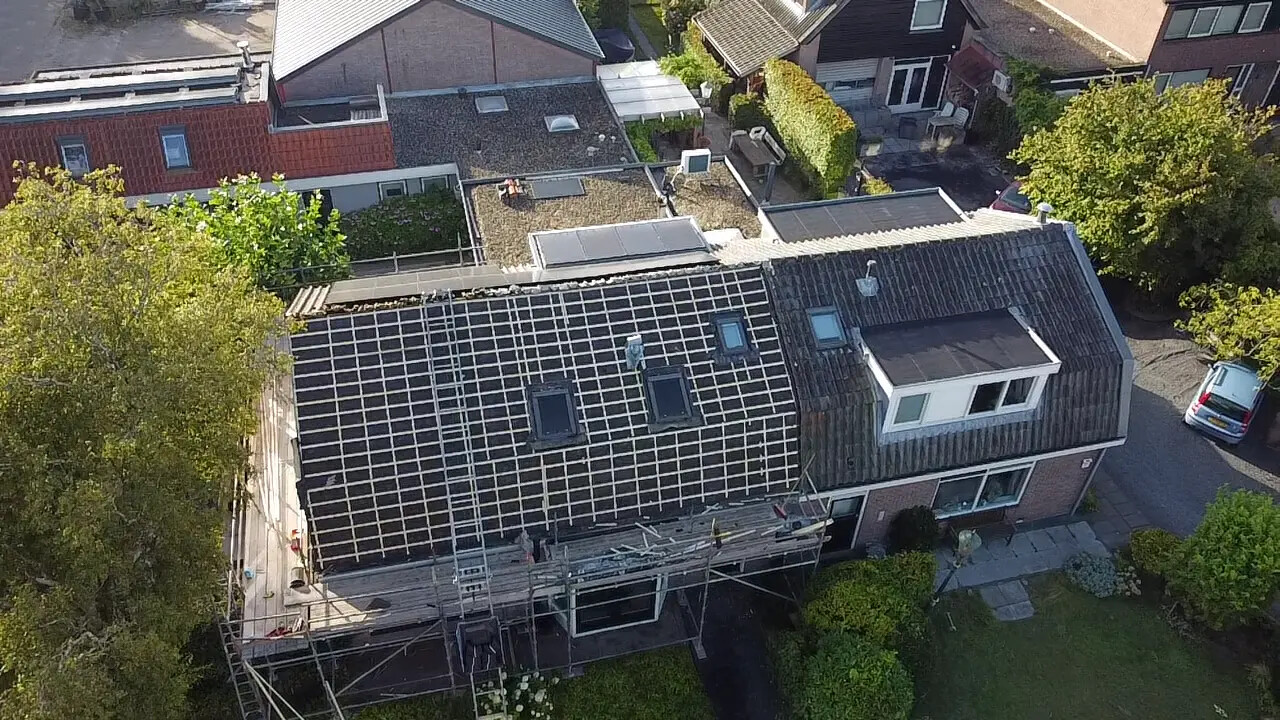 Nieuwe folie en panlatten tijdens verduurzaming van een pannendak